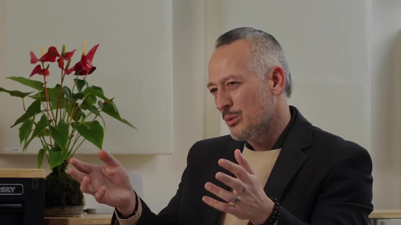 David Ibrahim explaining the H² community support.