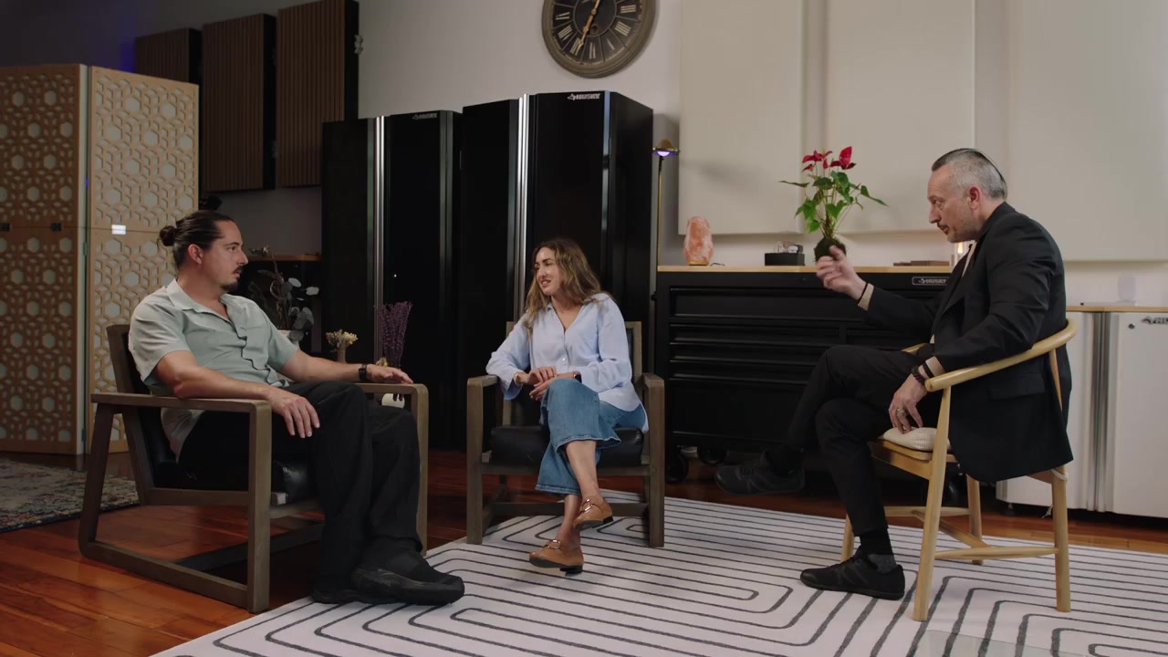 David guiding Alexis and Marie through a structured H² conversation.
