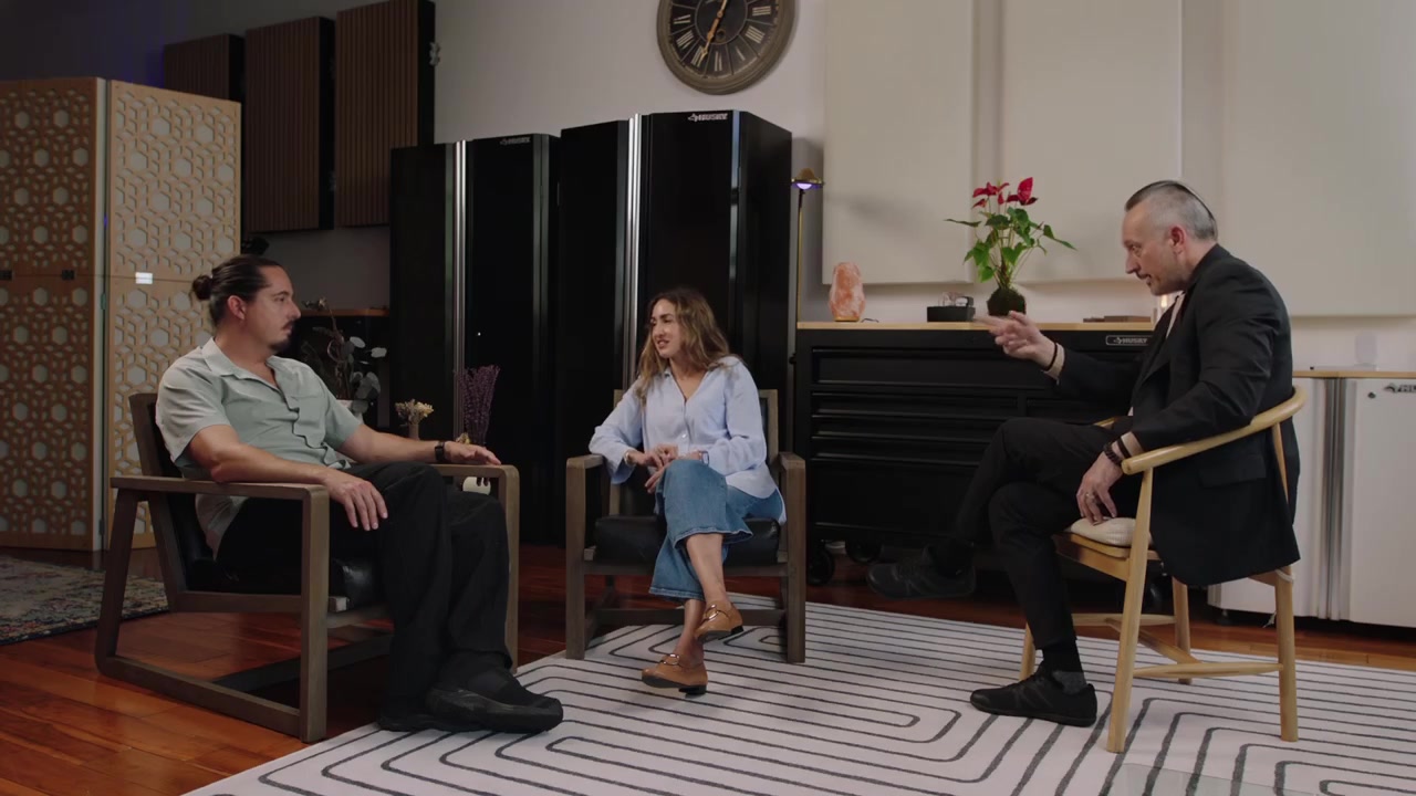 David guiding Alexis and Marie in a wide therapy-session shot.